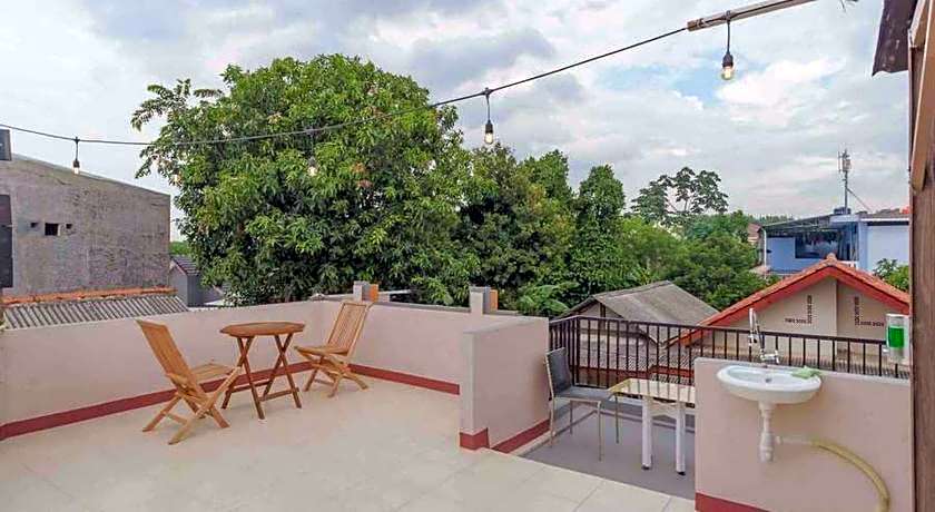 RedDoorz Syariah near Kota Cinema Mall Jatiasih