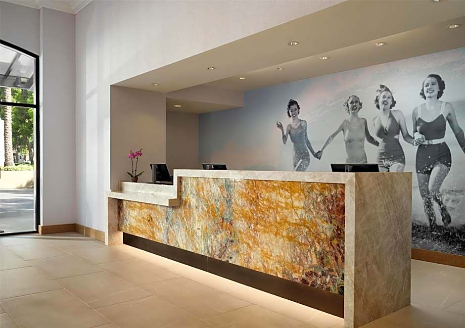 Hotel Zessa Orange County Airport, a DoubleTree by Hilton