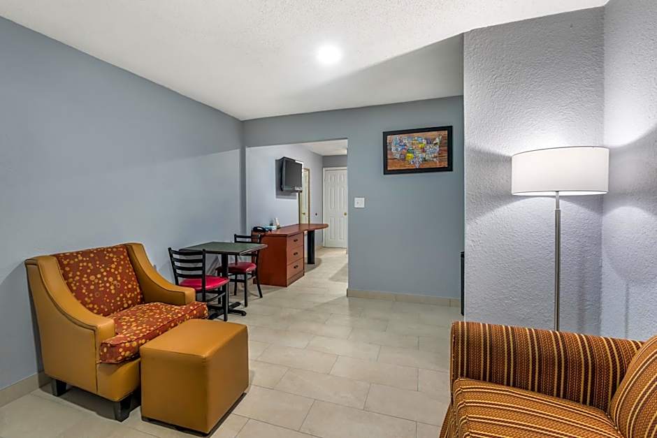 Econo Lodge Inn & Suites I-64 & Us 13