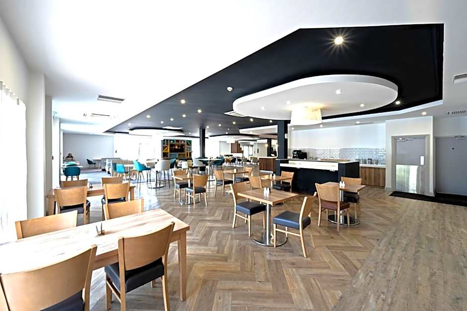 Holiday Inn Cardiff - North M4 By IHG