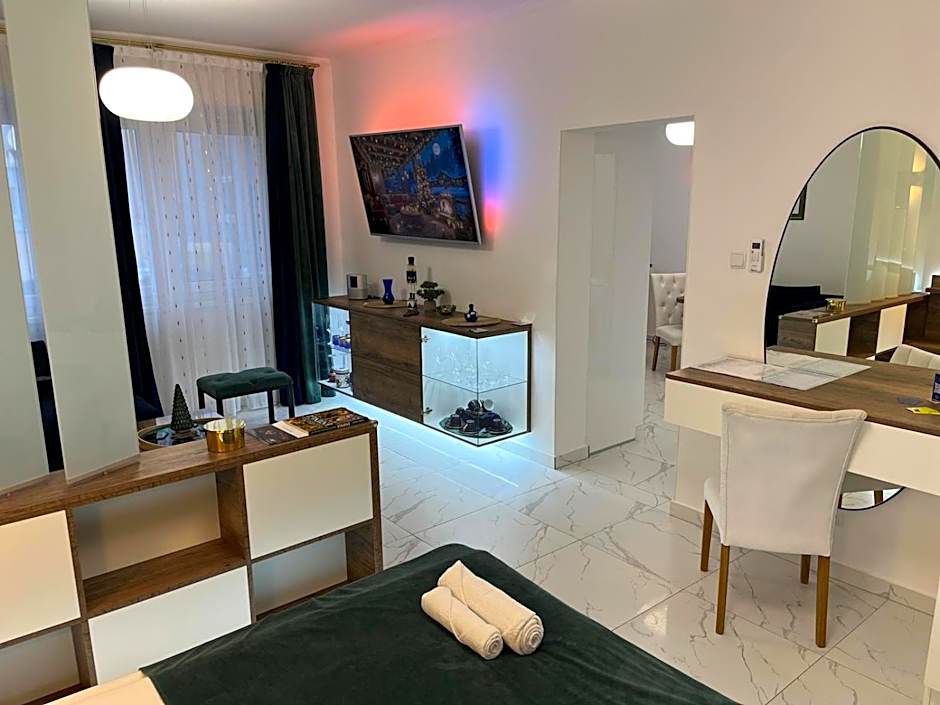 La Luna Premium Deluxe Apartment with Pool & Jacuzzi, Bikes and Covered Parking