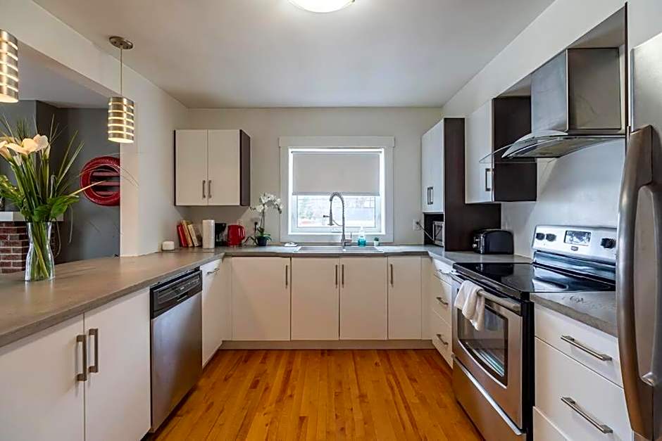 Large & Sunny Beautiful Home #103