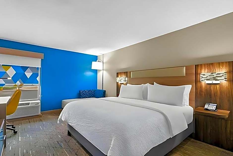 Holiday Inn Express & Suites Joplin Southeast