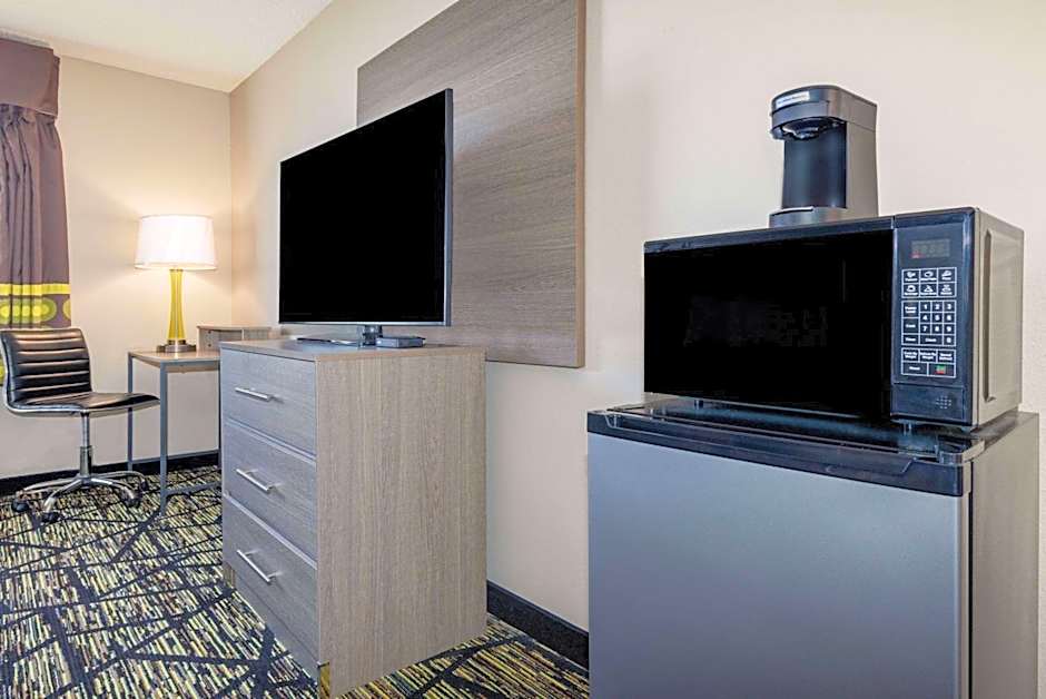 Super 8 by Wyndham Pratt