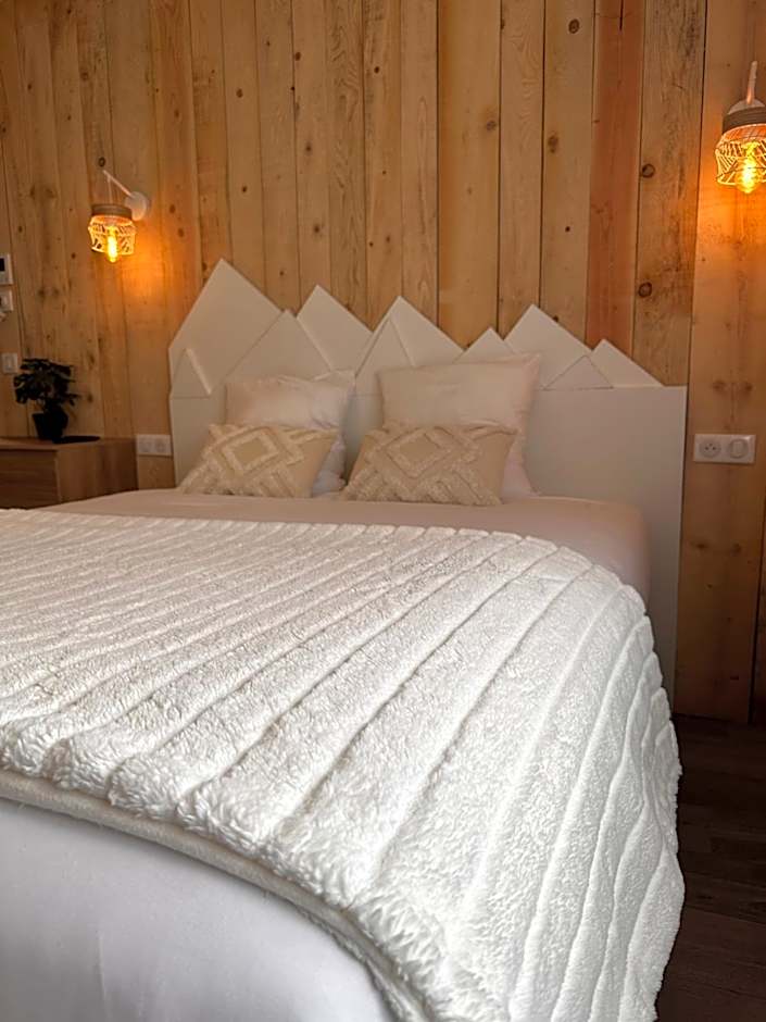 Auberge du Vieux Lanas Logis Hotel Restaurant