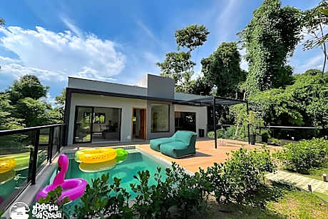 Casa em condomínio perto da Praia da Feiticeira