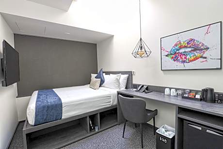 Queen Room with Small Windows - Non-Smoking