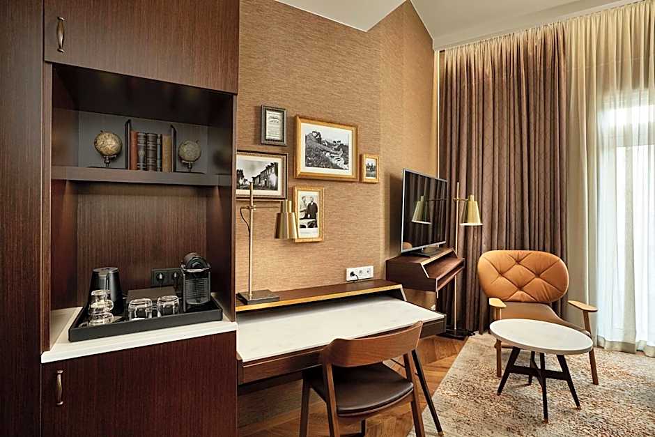 Reykjavik Consulate Hotel, Curio Collection by Hilton