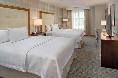 2 Queen 1 Bedroom Accessible Roll in Shower Non-Smoking