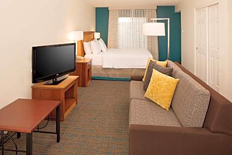 Queen Studio with Sofa Bed and Adapted Tub - Mobility and Hearing Accessible