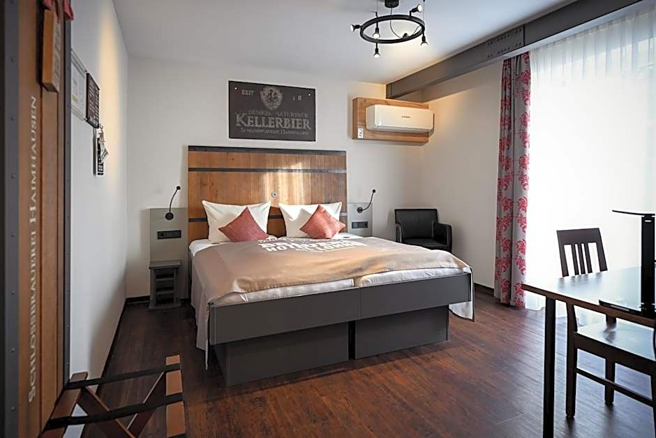 Brauerei Gasthaus Lohhof im Münchner Norden, direkt an der S1, nähe vom Flughafen, Zentrum, A92, Allianz Arena, Ruderregatta und Schießanlage G- Hochbrück entfernt, Internationale Küche