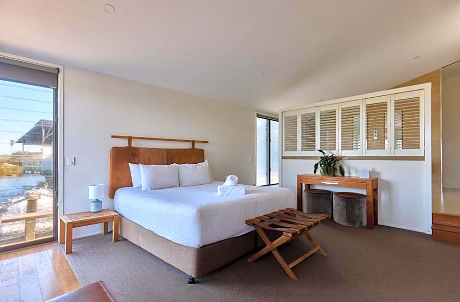 Caves Coastal Bar & Bungalows