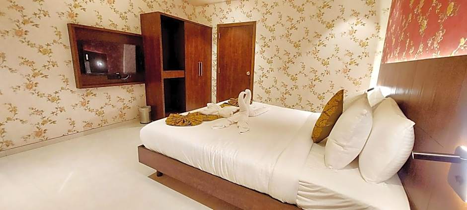 Photo 1 of 14 of Executive Suite
