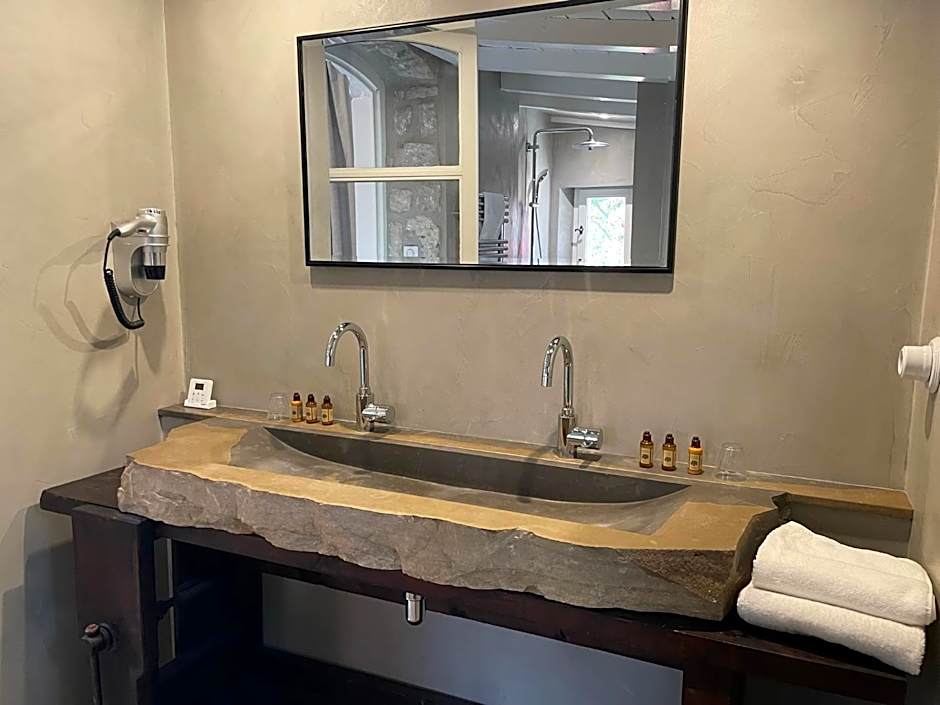 L Amourier chambres charme et confort avec Jacuzzi ou baignoire XXL