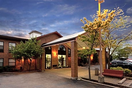 Howard Johnson by Wyndham Waukegan Great Lakes