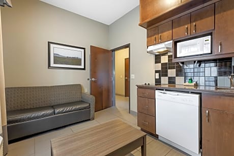 Accessible - Suite King Bed, Mobility Accessible, Roll In Shower, Sofabed, Kitchen, Pet Friendly Roo