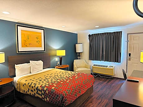 Queen Room with Bathtub w/Grab Bars - Mobility Accessible/Non-Smoking