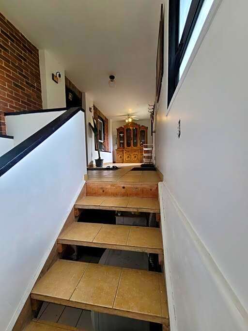 Cozy Farmhouse 10 Minutes From The Beach!