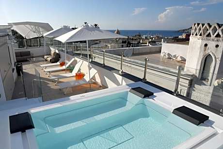 White 1903 - Rooftop Pool & Luxury Rooms