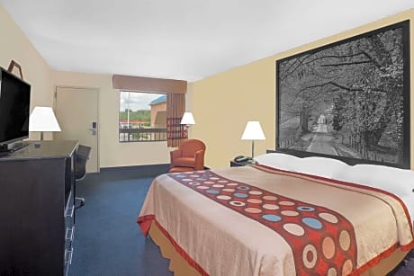 1 King Bed Non-Smoking