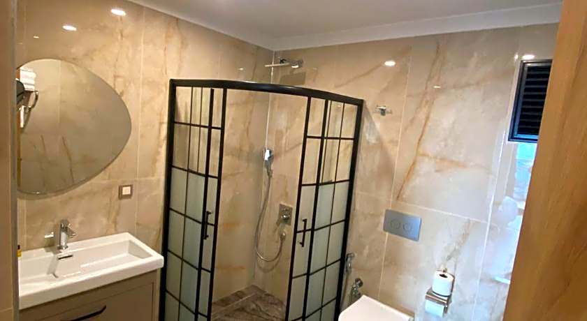 Rena Grand Residence & Suit