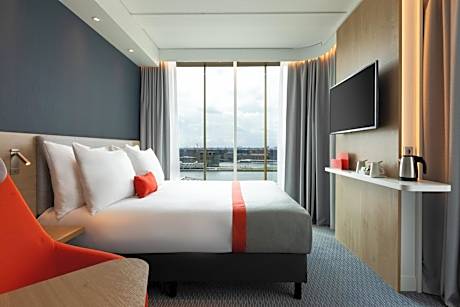 Standard Queen Room with City View - Top Floor