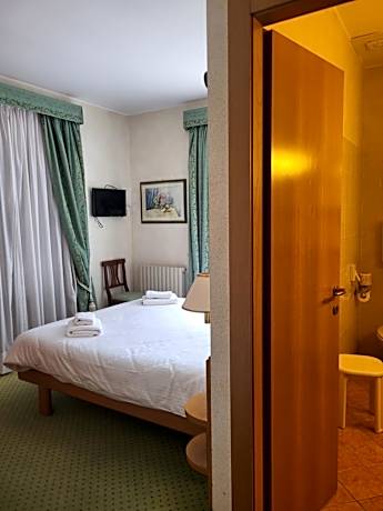 Double or Twin Room with Lake View