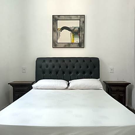 Pousada Marduk Banheiro privativo em todas as suites excelente localização tudo básico local ideal para hóspedes que não são exigentes