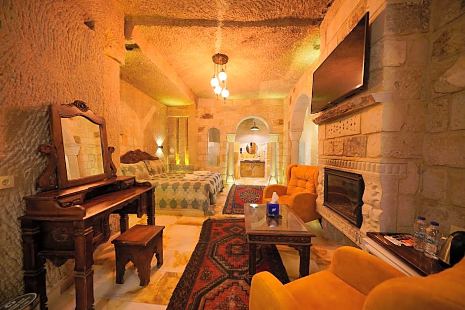 Shoestring Cave House