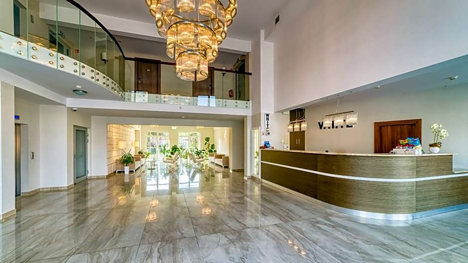 Hotel White