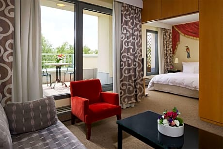 Suite-1 Queen Bed Theme Room Balcony Cozy Sitting Corner Mini Bar Safe Convertible Into 2 Twin Beds