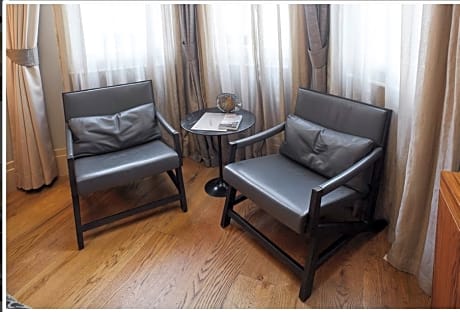 Double city view king bed