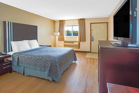 Queen Room - Disability Access/Non-Smoking