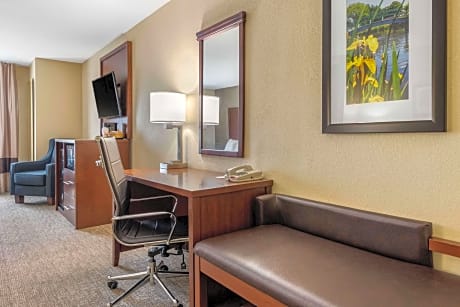 2 Queen Beds, Suite, Nonsmoking