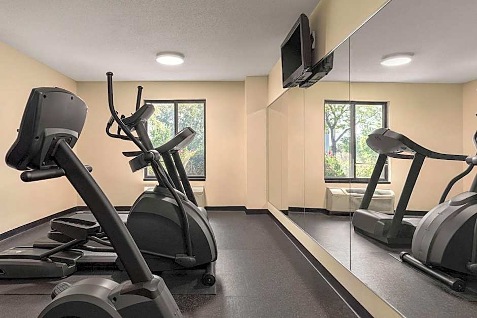 Super 8 by Wyndham Germantown/Milwaukee