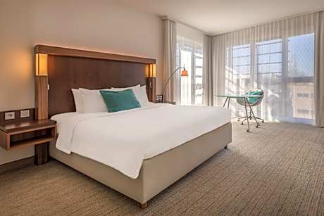 Corner Room, Deluxe Guest room, 1 King, Corner room