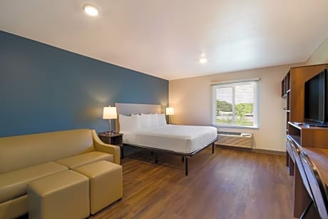 King Suite with Sofa - Disability Access/Non Smoking