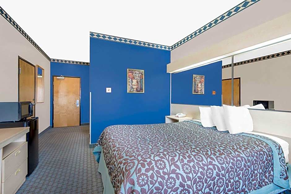 Days Inn & Suites by Wyndham Hutchinson