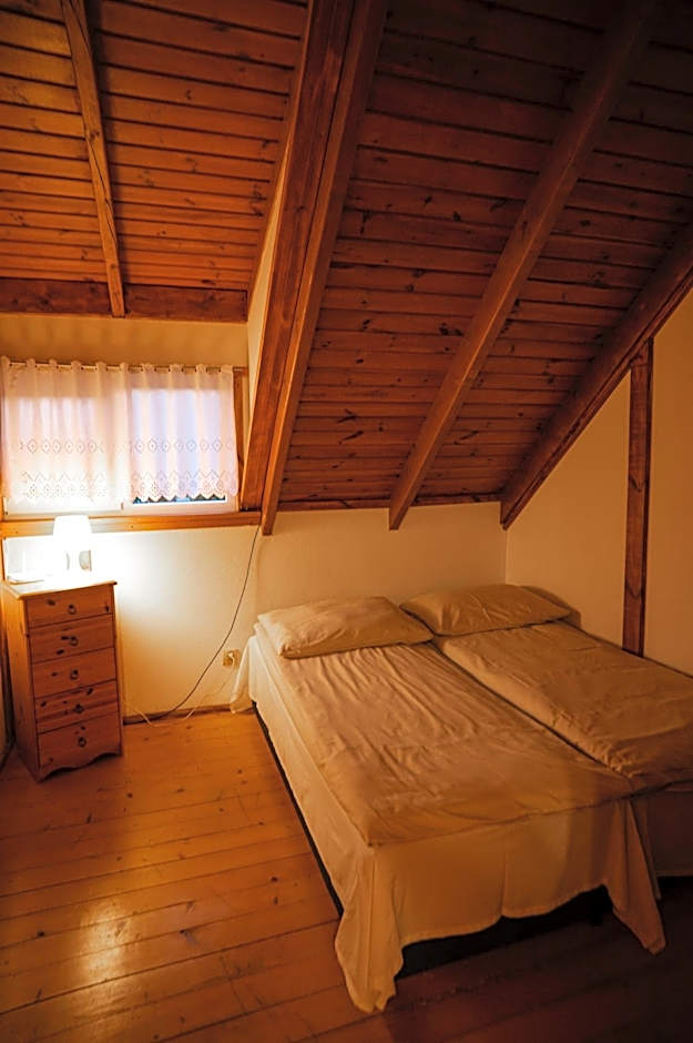 DOMKI POD JARZĘBINĄ