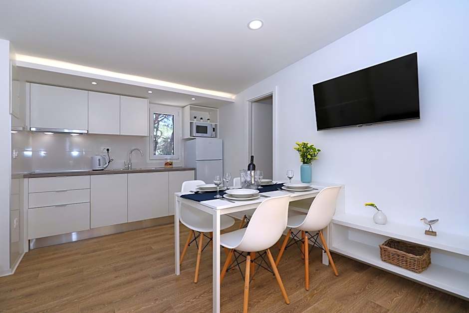 Pine Beach Pakostane Glamping Homes - All Inclusive light