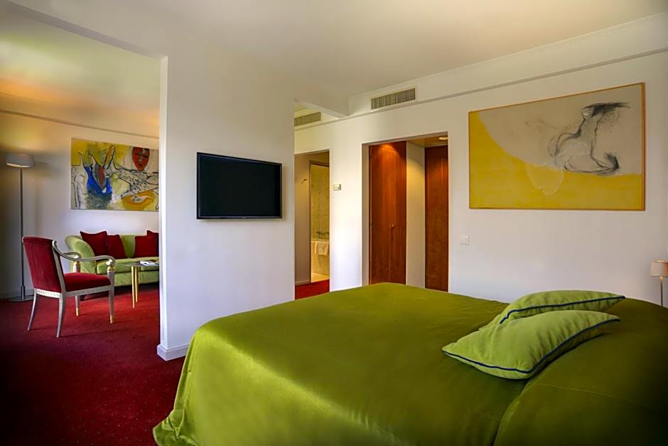 The New Midi Hotel
