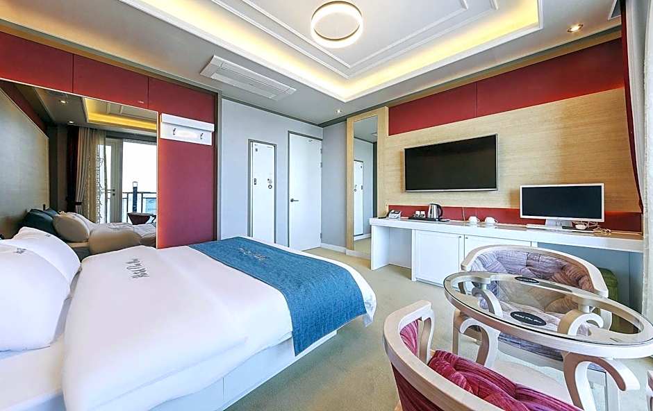 Hotel The One
