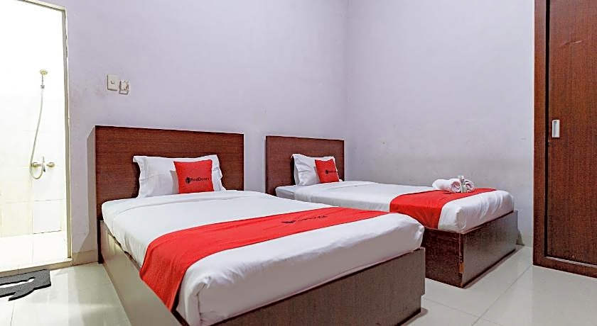 RedDoorz Syariah near UISU Medan