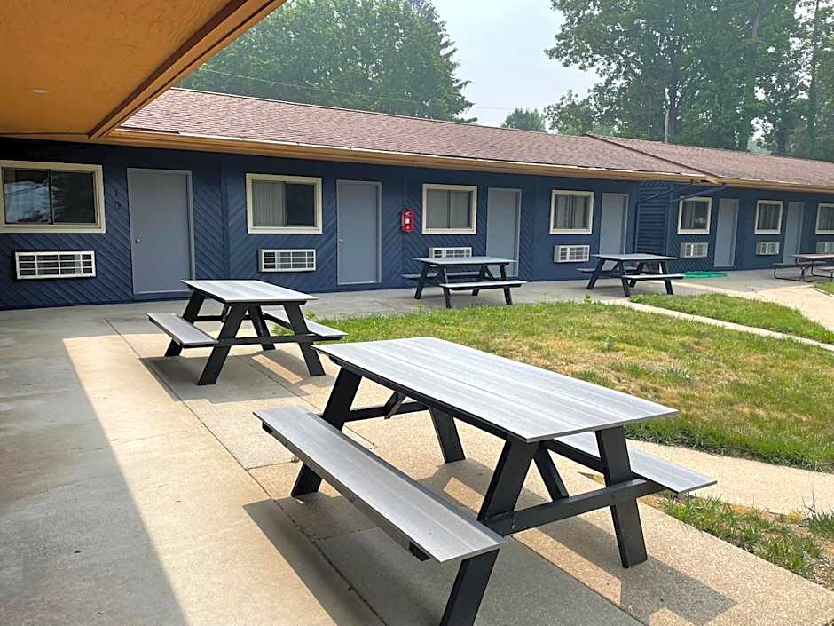 Lake Bluff Inn and Suites