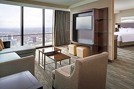 1 Bedroom Executive Suite, 1 King, Sofa bed, City view