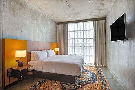 King Room with Roll-In Shower - Mobility Access
