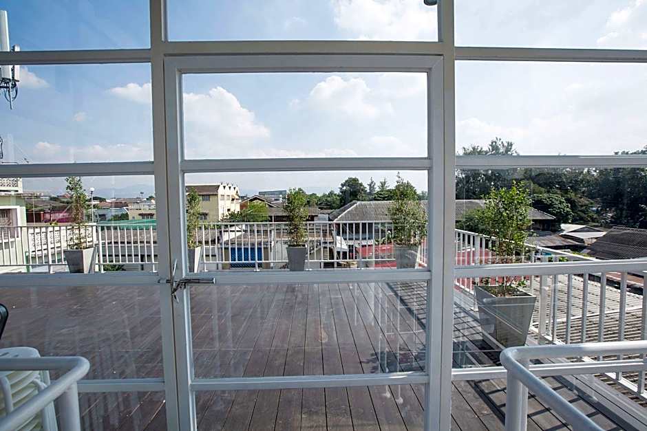 Memmoth Cafe & Hostel in Lampang