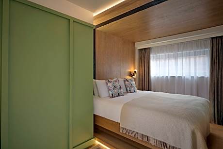 Cozy Queen Room with City View