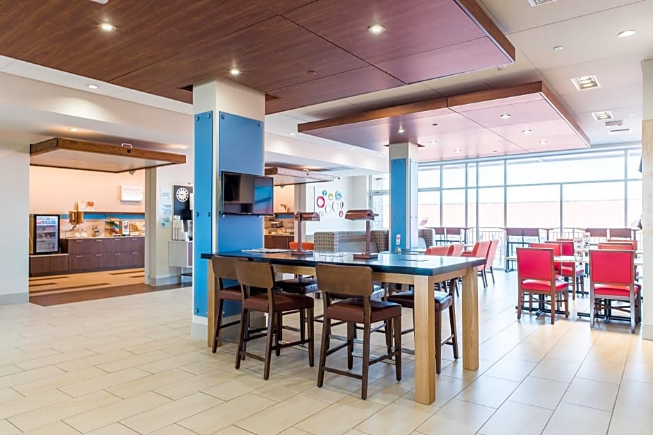 Holiday Inn Express & Suites Madison By IHG