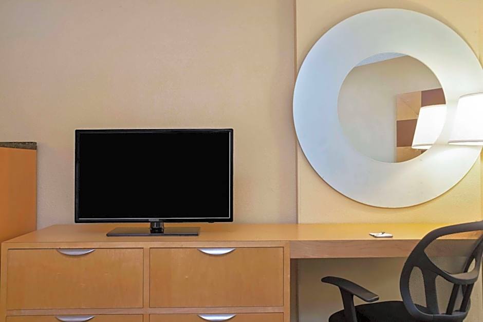 La Quinta Inn & Suites by Wyndham West Palm Beach Airport